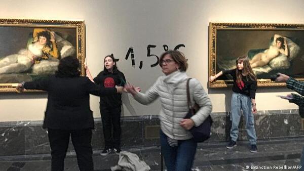 Dos activistas pegan sus manos a sendos cuadros de Goya en El Prado