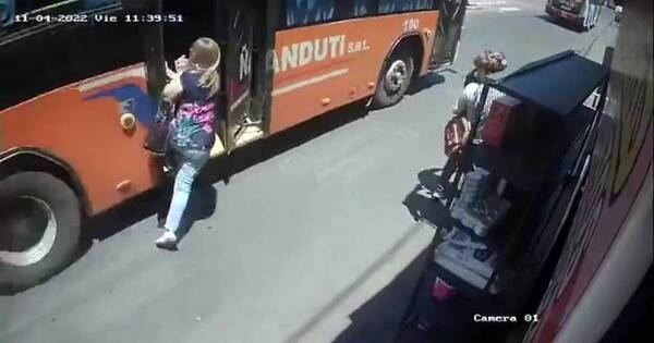La Nación / Un ómnibus pasó sobre las piernas de una mujer