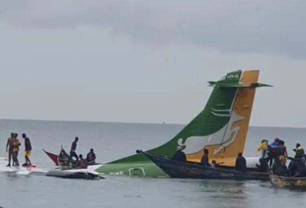 Rescatan a 26 personas del avión estrellado en el Lago Victoria en Tanzania - Mundo - ABC Color