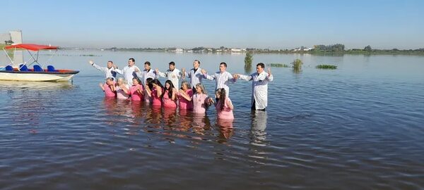 Llamativo bautismo en aguas contaminadas de la bahía de Asunción - Nacionales - ABC Color