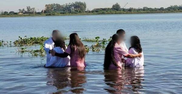 Crónica / Acto de fe: se bautizaron ¡en aguas contaminadas del río Paraguay!