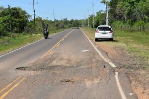 Peligroso bache aumenta rápidamente de tamaño en Ayolas - Nacionales - ABC Color