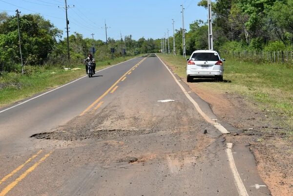 Peligroso bache aumenta rápidamente de tamaño en Ayolas - Nacionales - ABC Color