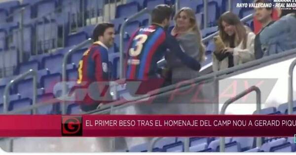La Nación / Gerard Piqué y Clara Chía a los besos en el retiro del jugador en el Camp Nou