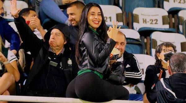 Crónica / ¡Dios mío! Le ponen la cruz a la Madrina del Olimpia en la iglesia de su pueblo