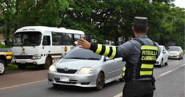 La Nación / Patrulla Caminera demoró 640 vehículos en rutas desde el inicio del Operativo Verano