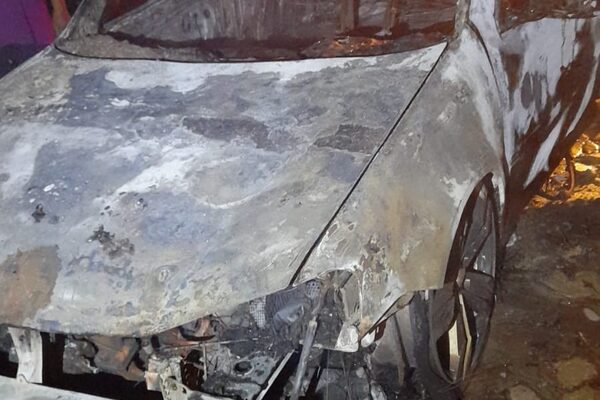 Conexión de equipo de sonido provocó incendio de automóvil