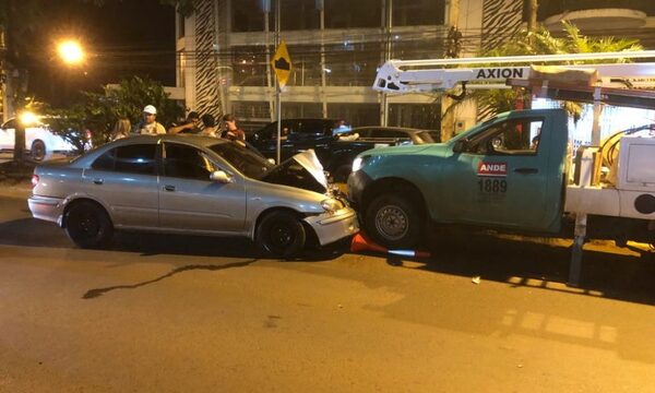 Borracho choca contra móvil de la ANDE