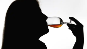 Polacas no tienen hijos por beber mucho, dice político