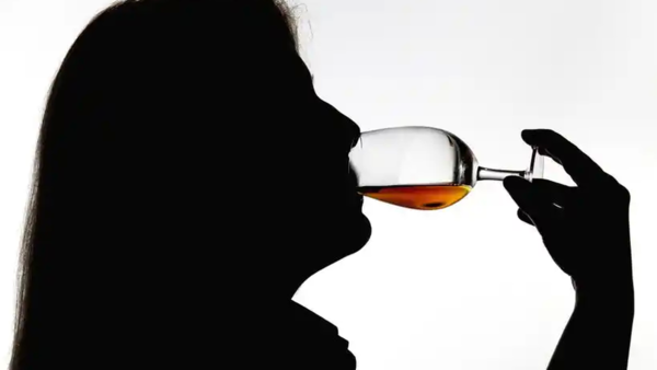 Polacas no tienen hijos por beber mucho, dice político