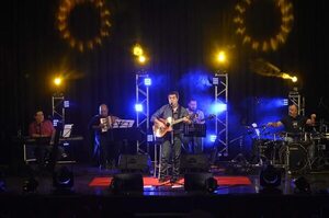 Víctor Riveros sumergió al público en la honestidad de sus canciones - Música - ABC Color