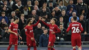 Mohamed Salah espabila al Liverpool