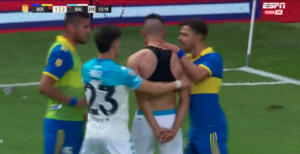 ¡Caliente final! Óscar Romero encaró a un rival y se armó feroz trifulca