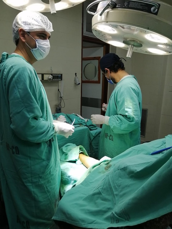 Diario HOY | Dos cirujanos paraguayos se entrenan para realizar fístula arteriovenosa, en Argentina
