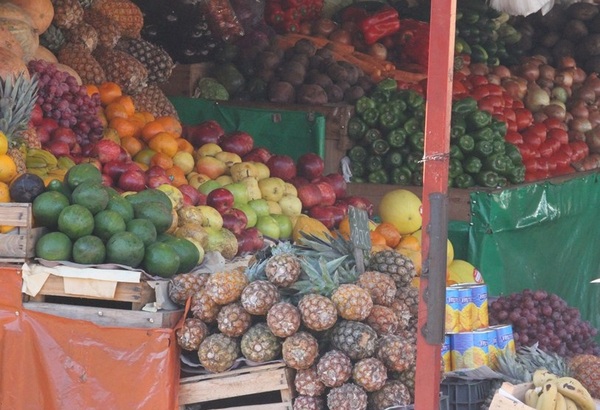 Ofertas de frutas y verduras ya acaparan el Mercado 4