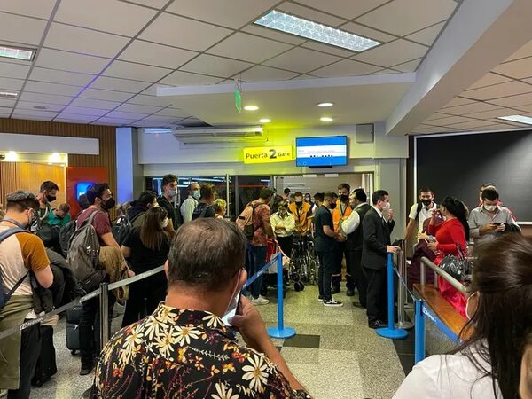 Aerolínea señala “alto costo” de tasas aéreas en Paraguay - Nacionales - ABC Color