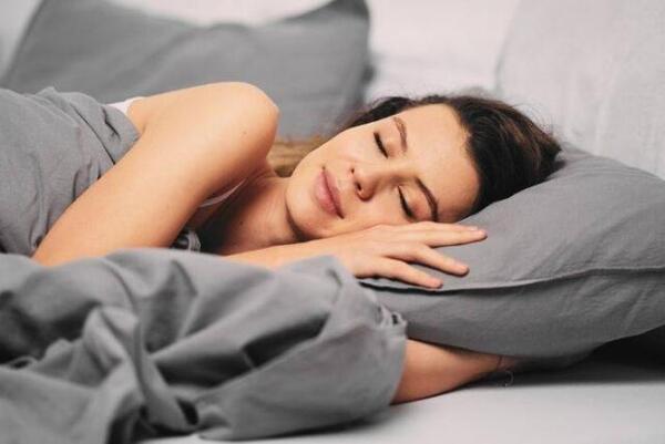 Dormir mal aumenta el riesgo de sufrir alzhéimer, revela estudio