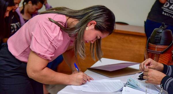 Un total de 107 universitarios de Canindeyú recibieron las Becas Juventud