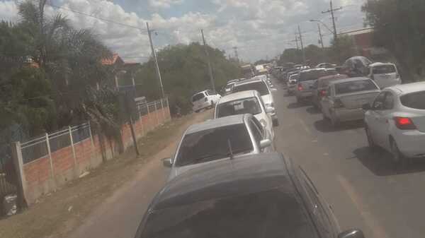 Largas filas por combustible más barato en Nanawa | 1000 Noticias
