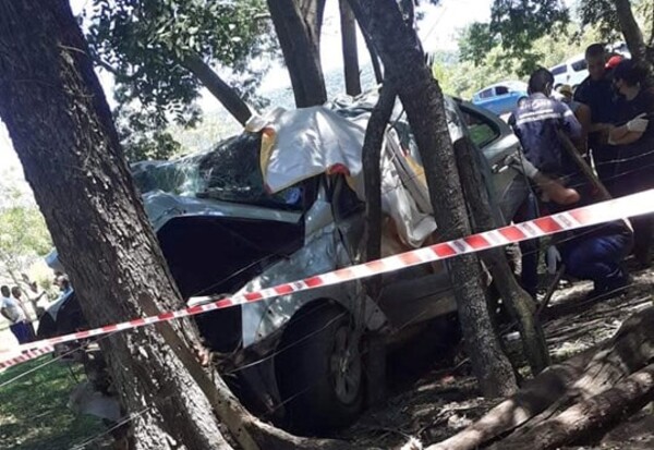 Vehículo choca contra un árbol y deja tres fallecidos en Sapucai | 1000 Noticias