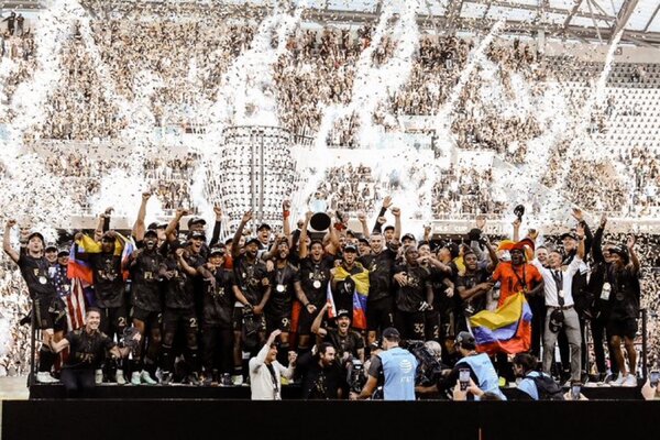 Aficionados celebran el título del LAFC en Los Ángeles - El Independiente