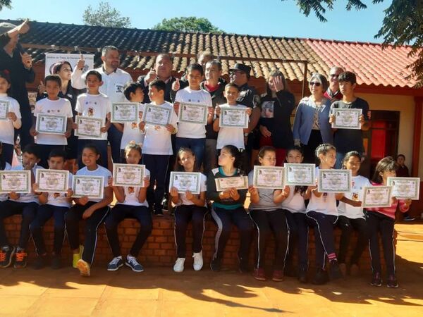 Programa PROERD culmina con la graduación y entrega de certificado en Cerro Corá