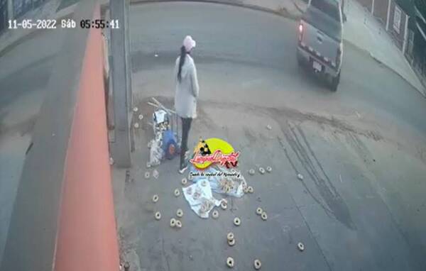 Crónica / [VIDEO] Impactante: chipera se salvó de milagro de ser arrollada por una camioneta