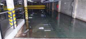 Estacionamiento de supermercado inundado y con olor nauseabundo » San Lorenzo PY