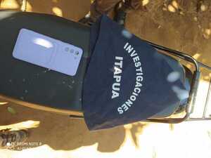 En un allanamiento la policía recuperó un celular de alta gama, robado  a una mujer por los presuntos macheteros.