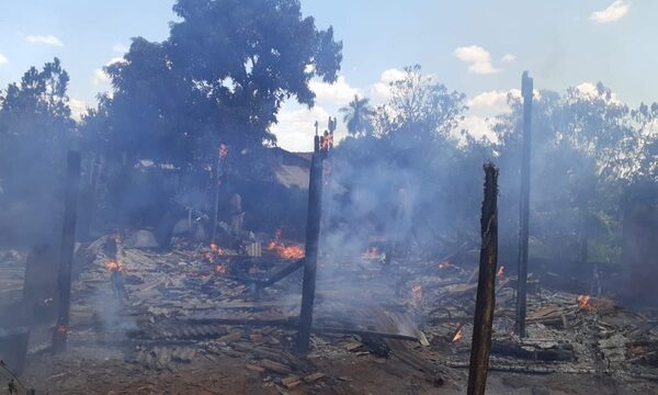 Incendio consume vivienda