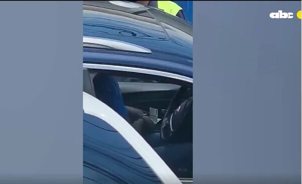 Video: Filman a Policía Municipal de Tránsito recibiendo G. 200.000 en Asunción - Nacionales - ABC Color