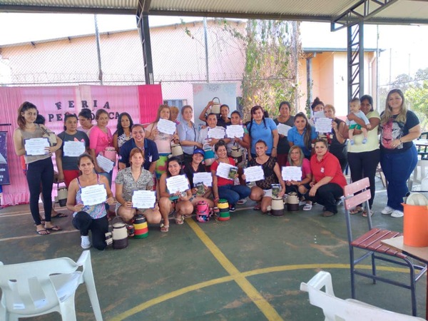 Mujeres privadas de libertad se gradúan como artesanas en termos forrados