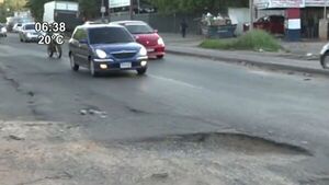 Baches ponen en peligro a peatones y conductores sobre Defensores 