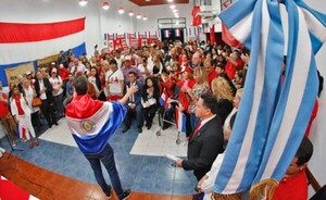 Santi Peña se encuentra con paraguayos resientes en Argentina