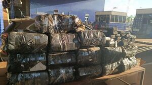 Intenta huir y lo detienen con 400 kilos de marihuana
