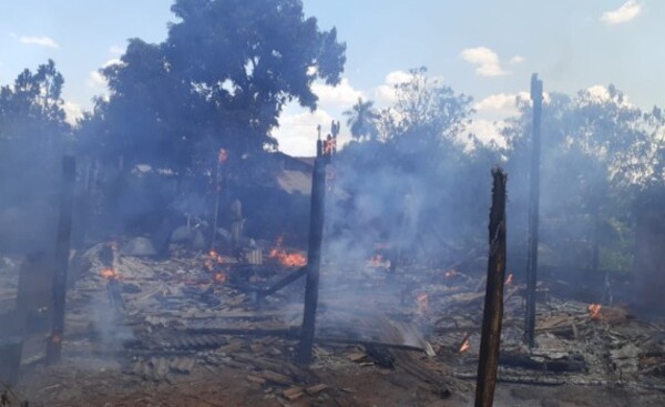Incendio consumió una vivienda de madera