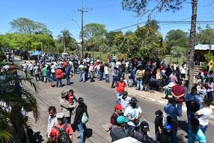 Mortandad de peces y falta de desembolso por compensación económica, moviliza a pescadores en Ayolas - Economía - ABC Color