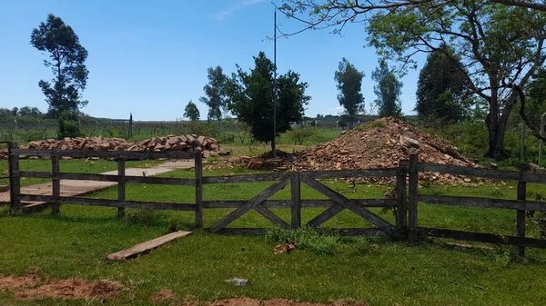 Itaipú destruyó puesto de salud construido por vecinos y lo abandonó - Nacionales - ABC Color