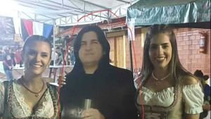 Por permiso'i no se fue a una farra y sus amigos llevaron su gigantografía