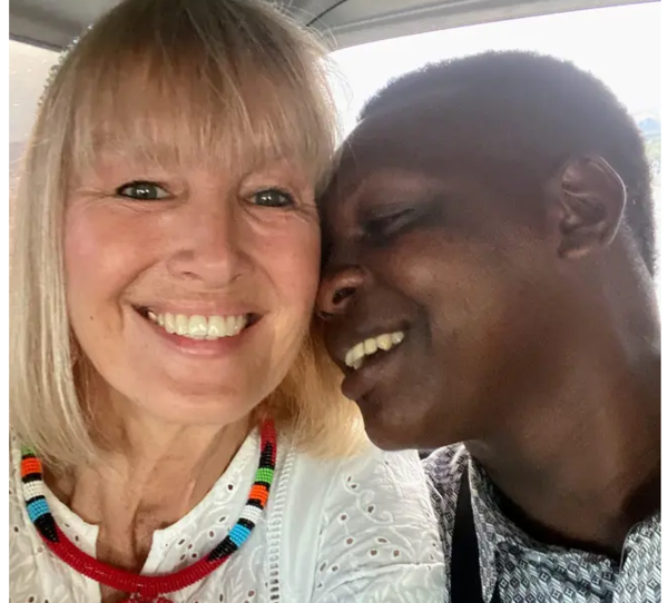 (VIDEO) Yanki se enamoró y se casó con el guerrero de una tribu en Tanzania, 30 años menor que ella