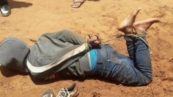 Vecinos reducen y golpean a dos supuestos motoasaltantes