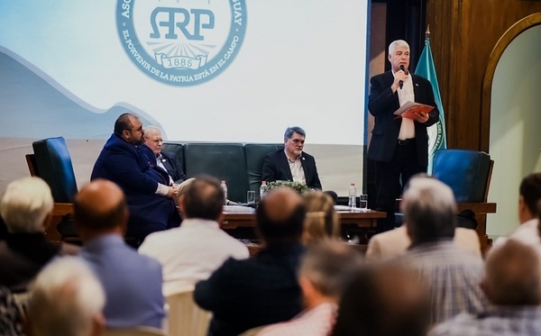 Wiens presenta proyectos para el sector productivo en la Rural