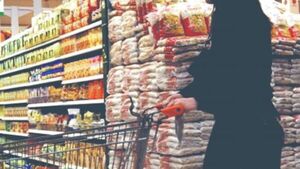 Familias se abastecen para recibir mañana a censistas