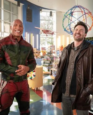 Chris Evans y La Roca posaron felices en el set del filme navideño Red One - Gente - ABC Color