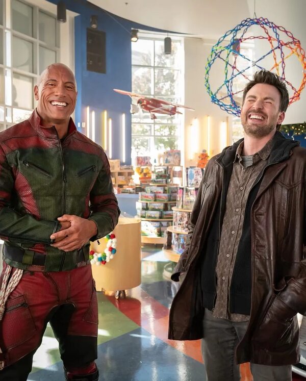 Chris Evans y La Roca posaron felices en el set del filme navideño Red One - Gente - ABC Color