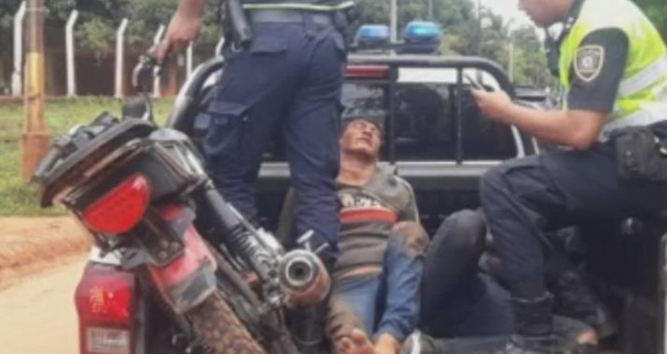Vecinos golpearon y detuvieron a motochorros que iban a asaltar a una mujer - Noticiero Paraguay