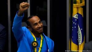 Campeón de Fórmula Uno Lewis Hamilton recibe ciudadanía honorífica de Brasil