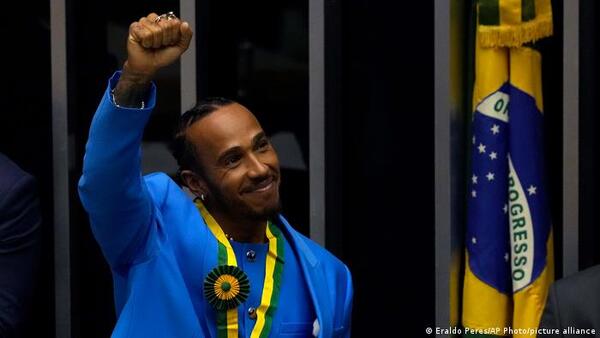Campeón de Fórmula Uno Lewis Hamilton recibe ciudadanía honorífica de Brasil