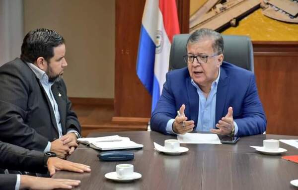 Autoridades municipales de Cambyretá piden apoyo a la EBY para varios proyectos.