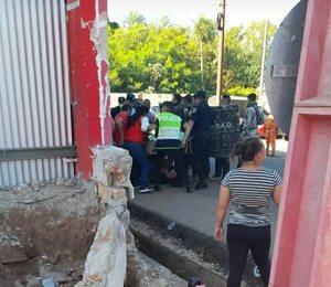 Video: Policía disparó a concejal de Ypacaraí que se manifestaba a favor de una pasarela - Nacionales - ABC Color